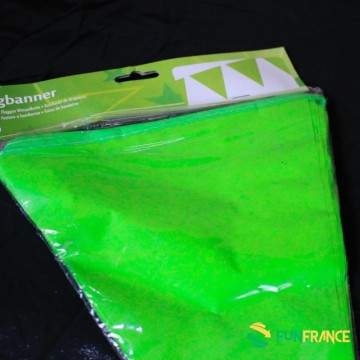 FUNFRANCE - Articles de fête et produits Hi-Tech : Banderole verte 10M - 3.208333€ - Banderole verte 10M. 15 fanions 29cm enviro