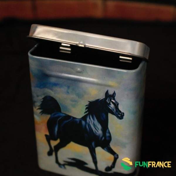 FUNFRANCE - Articles de fête et produits Hi-Tech : Boite à cigarettes motif cheval en métal - 1.208333€ - Boite à cigarettes mot