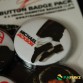 FUNFRANCE - Articles de fête et produits Hi-Tech : Pack pins Michael Jakson BAD (Lot de 4) 3,8cm - 6.5€ - Pack pins Michael Jaks