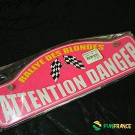 Plaque métallique rose "Attention danger"