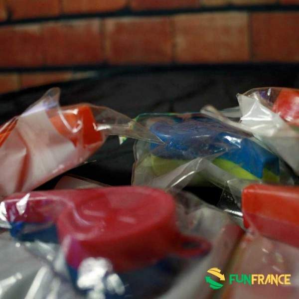 FUNFRANCE - Articles de fête et produits Hi-Tech : Sifflet plastique couleur 7cm - 0.375€ - Sifflet plastique couleur 7cm. Faite
