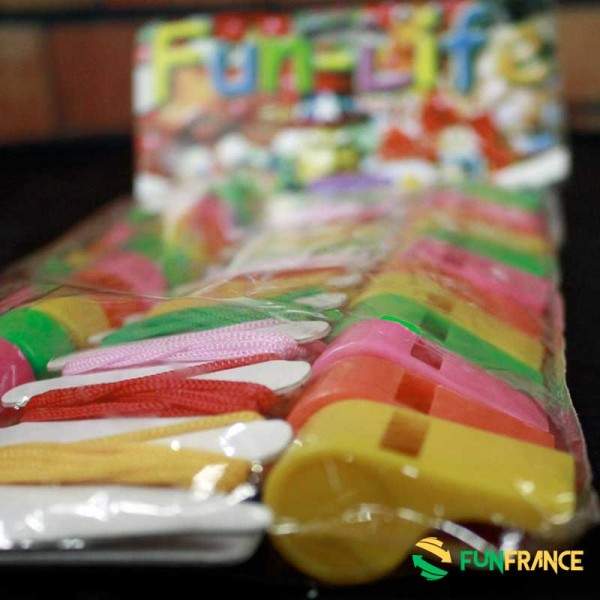 FUNFRANCE - Articles de fête et produits Hi-Tech : Sifflet plastique couleur 3,5cm - 0.175€ - Sifflet plastique couleur 3,5cm. F
