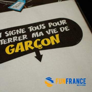 FUNFRANCE - Articles de fête et produits Hi-Tech : T-shirt humour "On signe tous pour enterrer ma vide de garçon" - 11.583333€ -