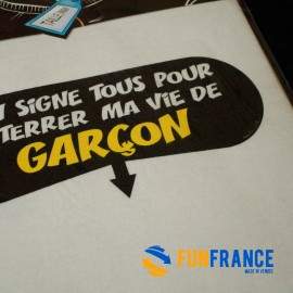 T-shirt humour "On signe tous pour enterrer ma vide de garçon"