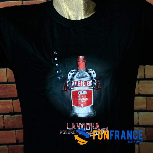 FUNFRANCE - Articles de fête et produits Hi-Tech : T-shirt humour "La vodka assure ma défonce" - 11.583333€ - T-shirt La vodka a