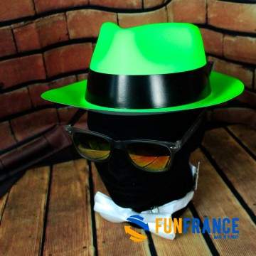 FUNFRANCE - Articles de fête et produits Hi-Tech : Chapeau Al Capone en PVC fluo vert - 1€ - Chapeau Al Capone fluo VERT avec ba