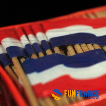 FUNFRANCE - Articles de fête et produits Hi-Tech : Pique en bois avec drapeau France / Pays bas - 0.95€ - Boite de 144 piques en