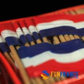 Pique en bois avec drapeau France / Pays bas