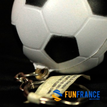 FUNFRANCE - Articles de fête et produits Hi-Tech : Porte clefs ballon de football - 0.683333€ - Porte clef ballon de football av