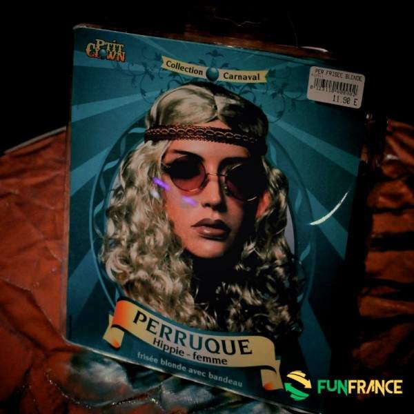 FUNFRANCE - Articles de fête et produits Hi-Tech : Perruque blonde Hippie femme - 9.916667€ - Perruque de hippie pour femme blon